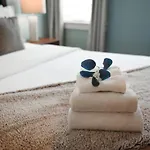 Walk To Everything, King Bed, Work From Home